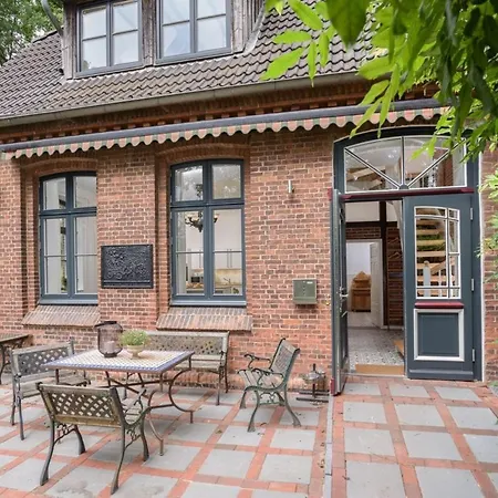 Denkmalgeschuetzte Alte Schule Nahe Hamburg *